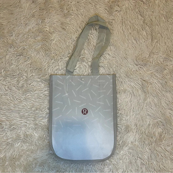 Lululemon holiday tote shoulder bag White 9” x 12” clasp closure - Picture 1 of 7